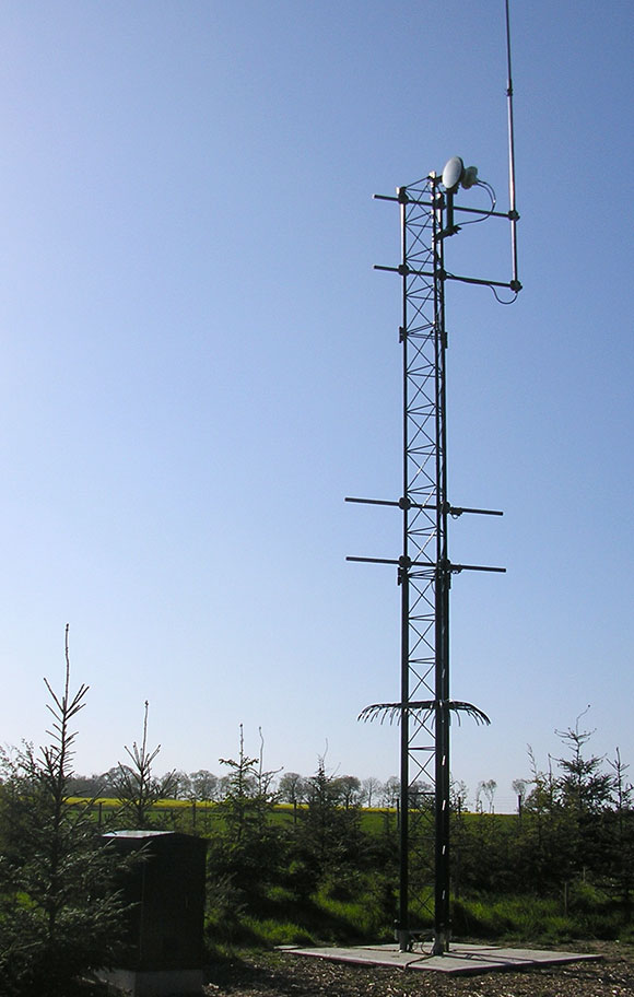 Communications mast